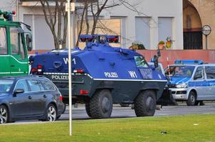 frankfurt, alemania - 18 de marzo de 2015 coche de policía blindado, bloqueo de demostración foto