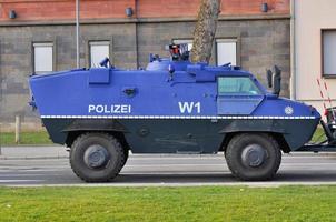 frankfurt, alemania - 18 de marzo de 2015 coche de policía blindado, bloqueo de demostración foto