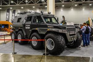 moscú - agosto de 2016 todoterreno 8wd avtoros shaman presentado en el salón internacional del automóvil mias moscow el 20 de agosto de 2016 en moscú, rusia foto