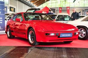 friedrichshafen - mayo 2019 rojo porsche 944 1986 coupe en motorworld classics bodensee el 11 de mayo de 2019 en friedrichshafen, alemania foto