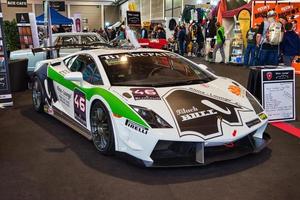 friedrichshafen - mayo 2019 blanco verde negro lamborghini super trofeo gallardo 2009 en motorworld classics bodensee el 11 de mayo de 2019 en friedrichshafen, alemania foto