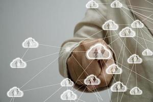 la pantalla virtual de la nube, el concepto de almacenamiento en línea. foto
