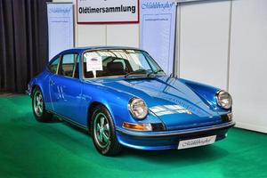 friedrichshafen - mayo 2019 blue porsche 911 s 930 964 carrera 1987 coupe en motorworld classics bodensee el 11 de mayo de 2019 en friedrichshafen, alemania foto