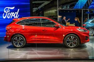 frankfurt, alemania - sept 2019 rojo ford kuga plug-in-hybrid, iaa international motor show auto exhibtion foto