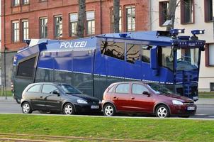 frankfurt, alemania - 18 de marzo de 2015 coche de policía blindado, bloqueo de demostración foto