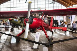 friedrichshafen - avión rojo de mayo de 2019 pzl-104 wilga 35 1976 en motorworld classics bodensee el 11 de mayo de 2019 en friedrichshafen, alemania foto