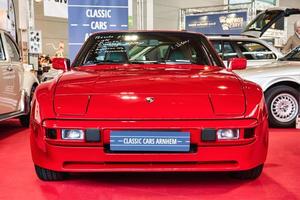 friedrichshafen - mayo 2019 rojo porsche 944 1986 coupe en motorworld classics bodensee el 11 de mayo de 2019 en friedrichshafen, alemania foto