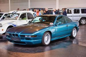 friedrichshafen - mayo 2019 blue bmw 8 840 e31 ci 1990 coupe en motorworld classics bodensee el 11 de mayo de 2019 en friedrichshafen, alemania foto