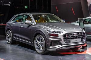 frankfurt, alemania - sept 2019 gris plateado audi q8 suv, exhibición de autos del salón internacional del automóvil iaa foto