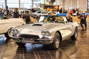 friedrichshafen - mayo 2019 plata chevrolet corvette c1 1961 cabrio en motorworld classics bodensee el 11 de mayo de 2019 en friedrichshafen, alemania foto