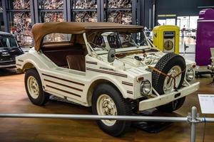 sinsheim, alemania - mai 2022 blanco porsche 597 jagdwagen cabrio suv 1957 foto