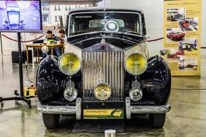 moscú - agosto de 2016 rolls-royce silver wraith 1951 presentado en el salón internacional del automóvil mias moscow el 20 de agosto de 2016 en moscú, rusia foto