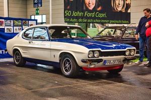 friedrichshafen - mayo 2019 blanco azul ford capri 2800 1974 coupe en motorworld classics bodensee el 11 de mayo de 2019 en friedrichshafen, alemania foto