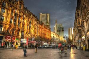 calle kaiserstrasse hdr con rascacielos en frankfurt, hessen, alemania foto