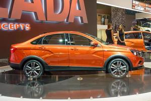 moscú - agosto de 2016 vaz lada vesta cross concept presentado en el salón internacional del automóvil mias moscow el 20 de agosto de 2016 en moscú, rusia foto