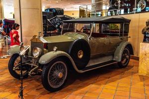 fontvieille, mónaco - junio de 2017 rolls-royce verde veinte 1927 en el museo de la colección de automóviles de mónaco foto