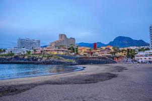 tenerife españa - dic 2012 playa de las americas con hoteles en la noche foto