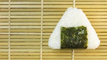 imagen onigiri para el concepto de comida japonesa. foto