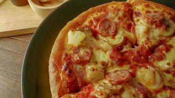 pizza en plato negro sobre mesa de madera para contenido de alimentos. foto