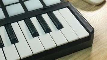 Dispositivo de sintetizador de sonido controlador midi para productor de música edm. foto