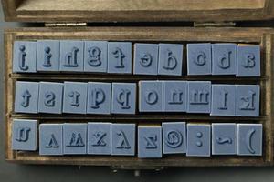alfabeto de sello de madera imagen de primer plano para el fondo. foto