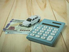 coche y calculadora en mesa de madera para contenido empresarial. foto