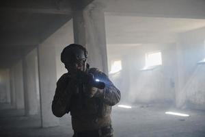 soldado de guerra moderna en el campo de batalla del entorno urbano foto