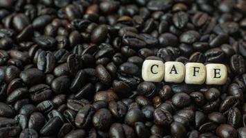 café tostado y cubo de madera de texto imagen de primer plano. foto