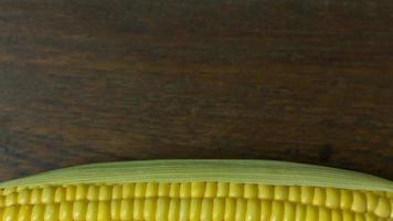 maíz fresco en la mesa cerrar el fondo de la imagen. foto