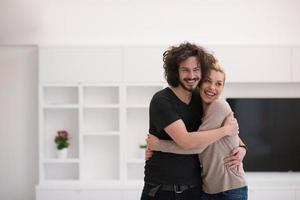 pareja abrazándose en su nuevo hogar foto