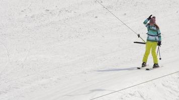 Amateur-Skifahrerin auf einem Lift video