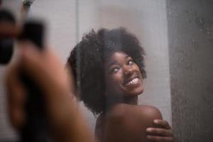 mujer afroamericana en la ducha foto