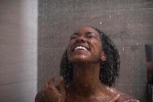 mujer afroamericana en la ducha foto