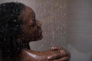 mujer afroamericana en la ducha foto