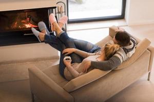 pareja joven frente a la chimenea foto