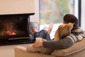 pareja joven frente a la chimenea foto