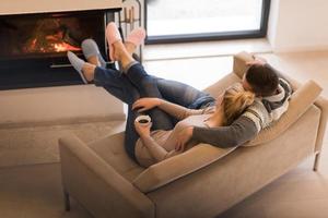 pareja joven frente a la chimenea foto