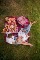 vista superior de la pareja disfrutando del tiempo de picnic foto