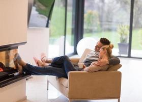 pareja joven frente a la chimenea foto