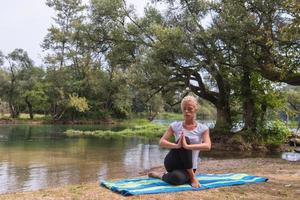mujer meditando y haciendo ejercicio de yoga foto