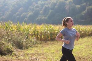 mujer corriendo por un camino rural foto