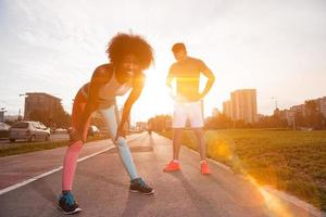 grupo multiétnico de personas en el jogging foto