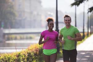 joven pareja multiétnica trotando en la ciudad foto