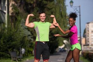 retrato de una joven pareja de corredores multiétnicos lista para correr foto