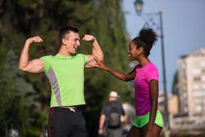 retrato de una joven pareja de corredores multiétnicos lista para correr foto