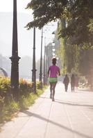 mujer afroamericana trotando en la ciudad foto