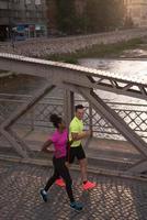 joven pareja multiétnica trotando en la ciudad foto