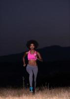 joven afroamericana trotando en la naturaleza foto