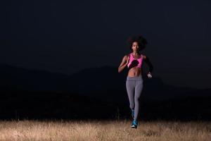 joven afroamericana trotando en la naturaleza foto