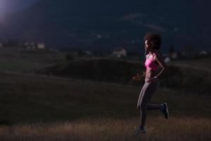 joven afroamericana trotando en la naturaleza foto